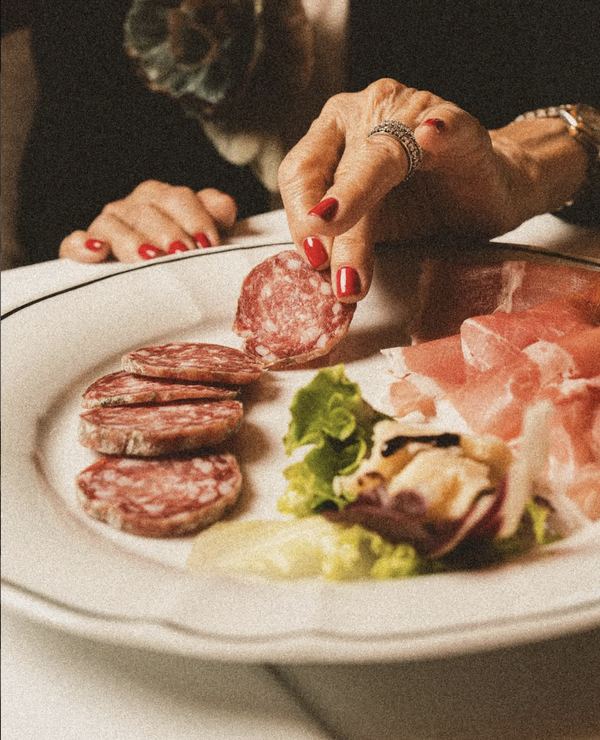 Tagliere di salumi misti servito al tavolo