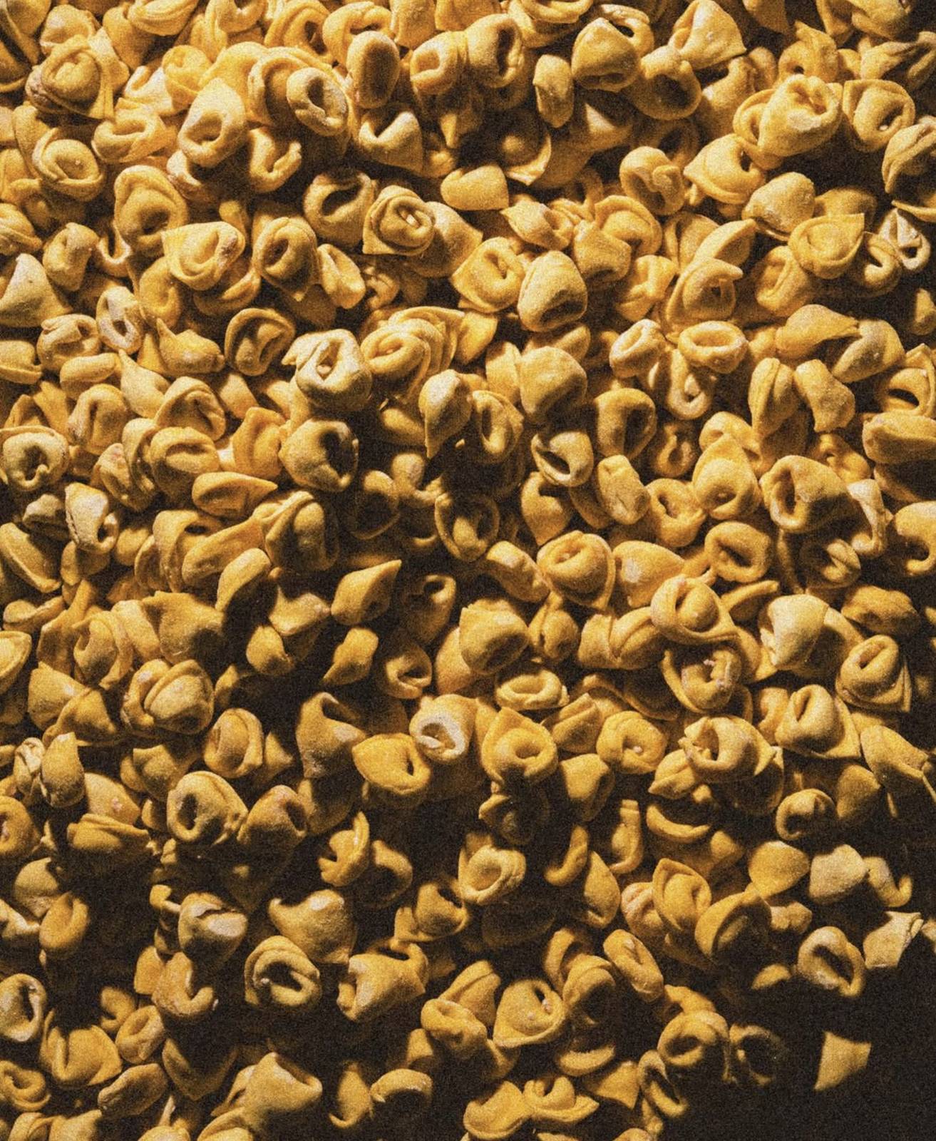 Tortellini freschi fatti a mano all'Osteria Santa Chiara